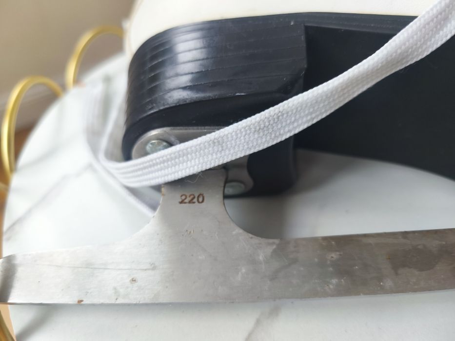 Łyżwy białe figurowe baletki Broyx rozm 35 dł. 22 cm stopa