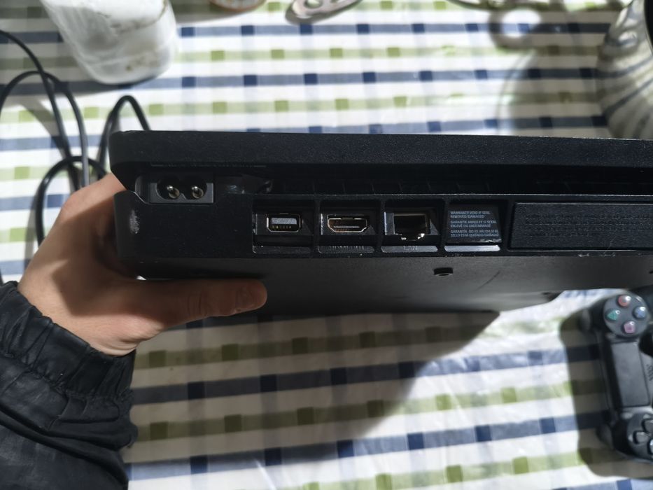 PS4 1 TB com comando e jogos a funcionar bem