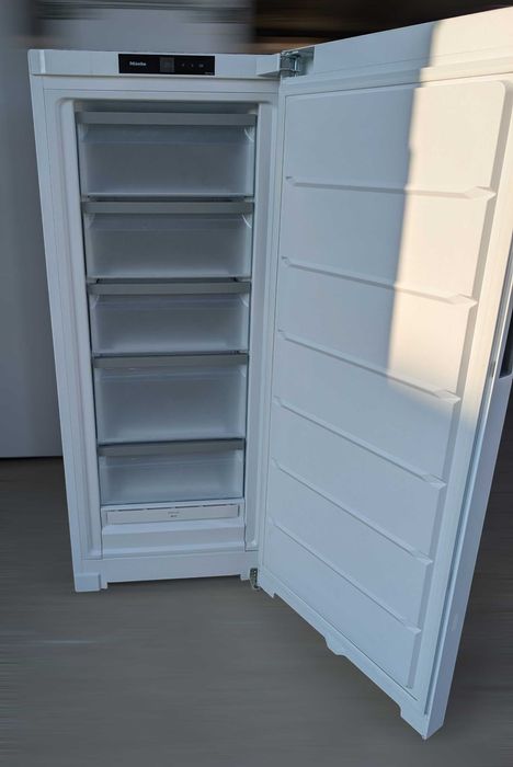 Sprzedam zamrażarkę Miele FN 4322 E WS – stan bardzo dobry