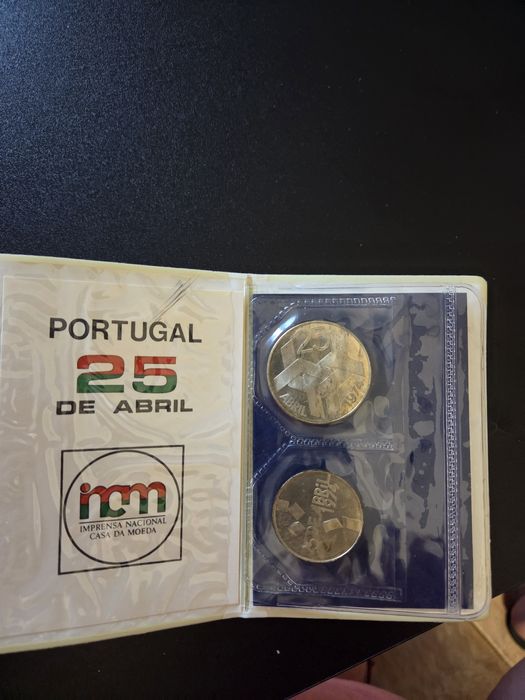 Vendo estojo oficial comemorativo do 25 de Abril emitido pela casa da moeda