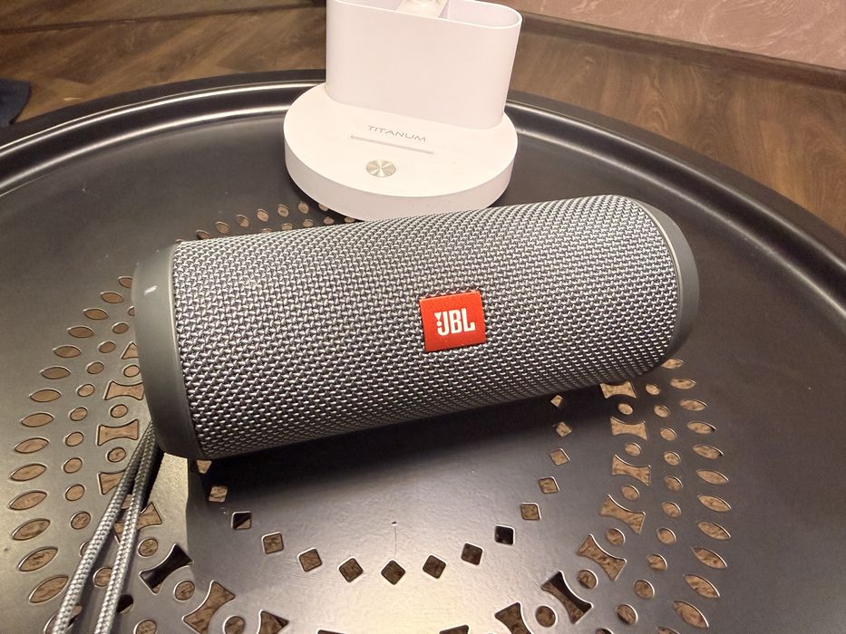 Продам свій JBL flip essential