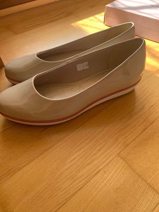 Buty na koturnie lakierki