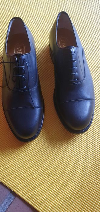 Sapatos modelo militar.