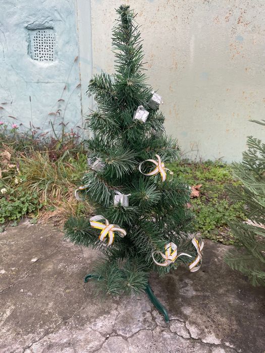 Продам маленькую искусственную елочку