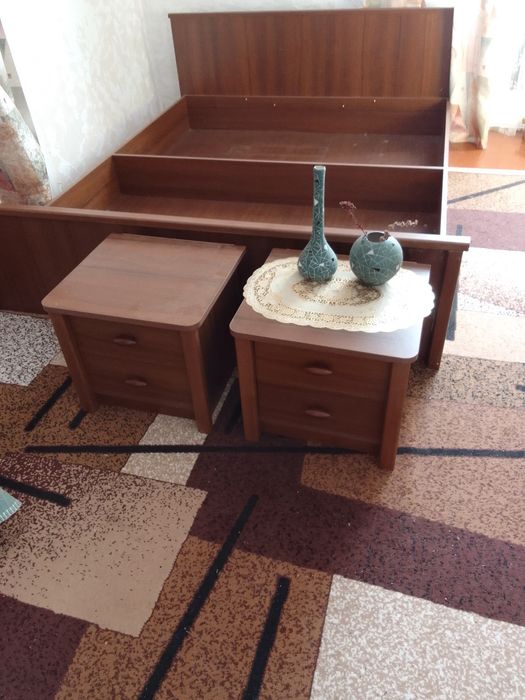 Продам ліжко і дві тумбочки.