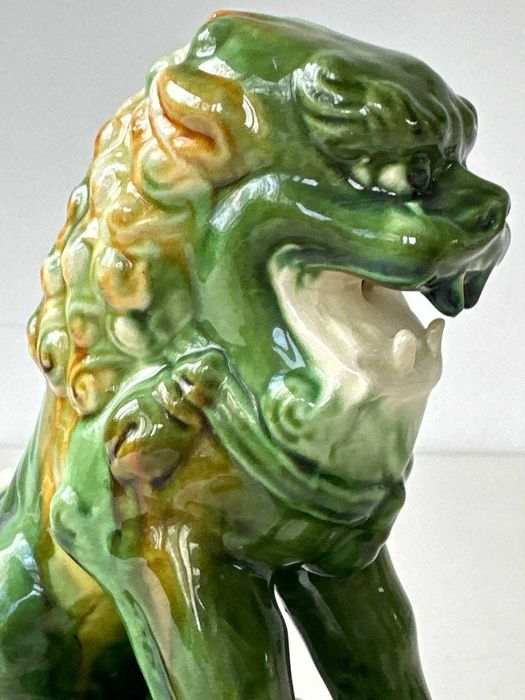 Um excepcional par de Cães de Foo, cerâmica China, Família Verde