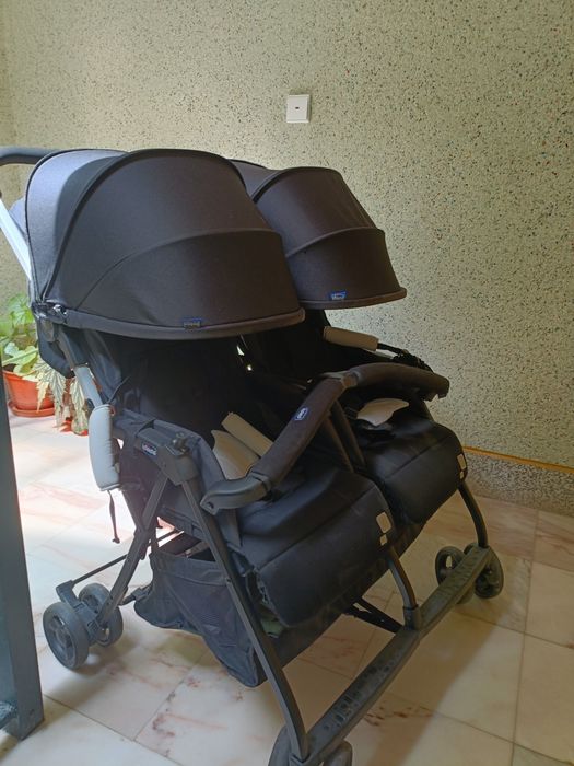 Carinho de bebê para gêmeos
