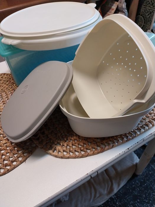 Seis caixas da Tupperwre's  novas comprei  muitas por gostar da marca