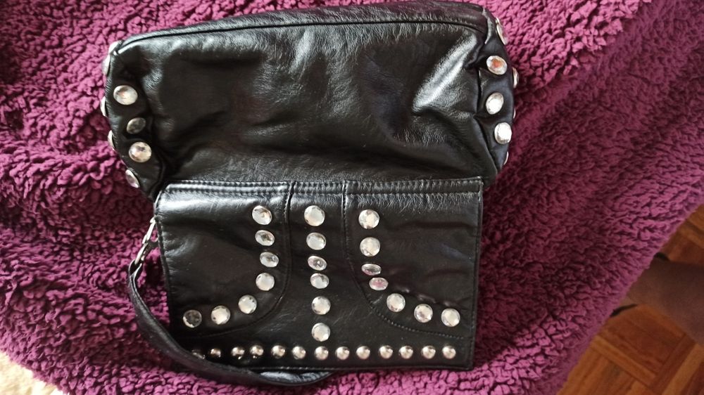 Mala/Pochete preto com tachas,PELE PURA marca SKARPPA