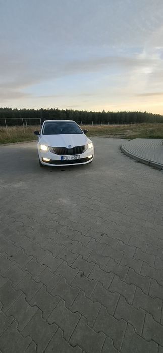 samochód osobowy marki skoda octawia