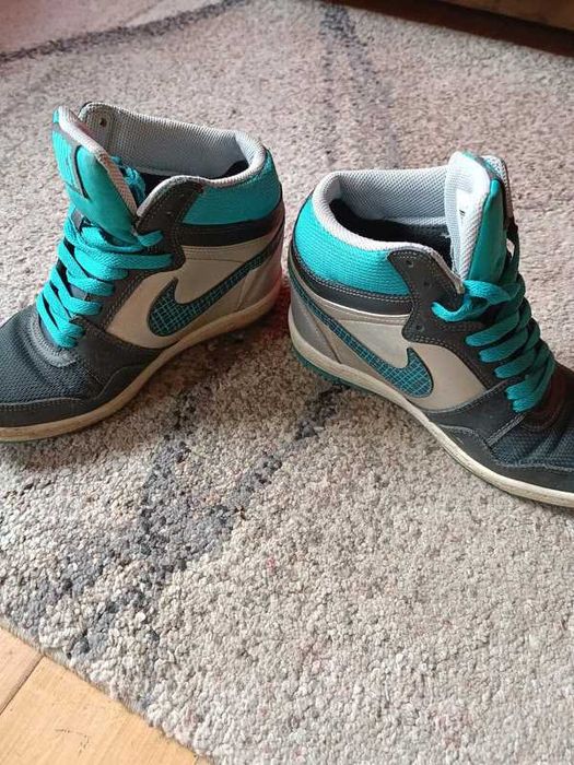 Buty sportowe Nike.