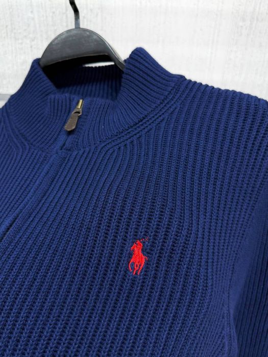 Чоловічий класичний кардиган на замку