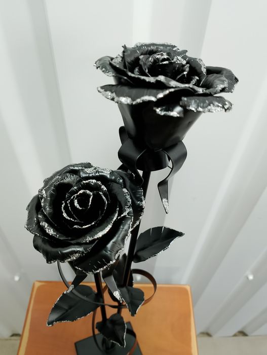 Металеві троянди