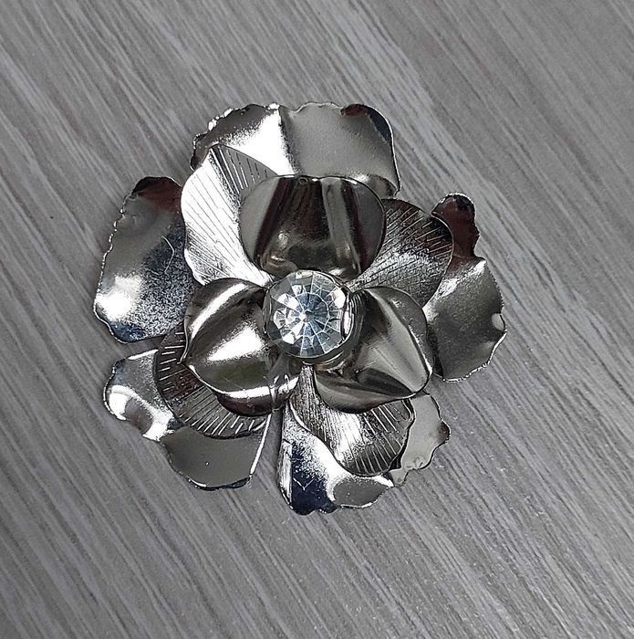 Broszka srebrny kwiat 3D z cyrkonią
