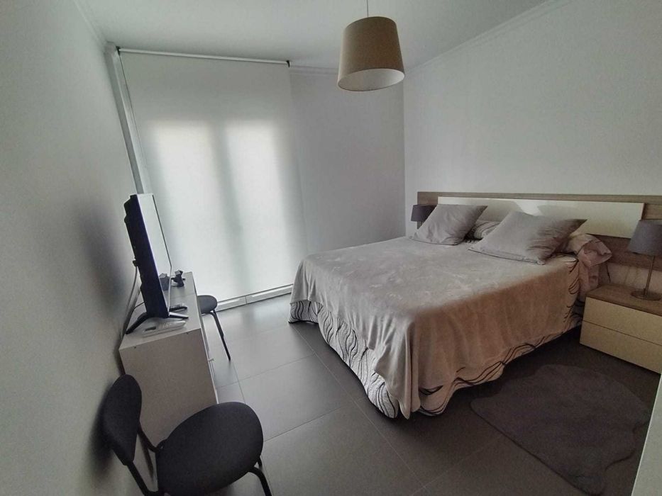 Apartamento T2 Mobilado com Piscina e Garagem em Condomínio