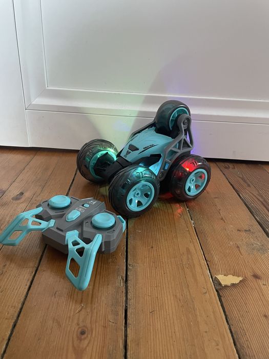 Машинка на радіокеруванні