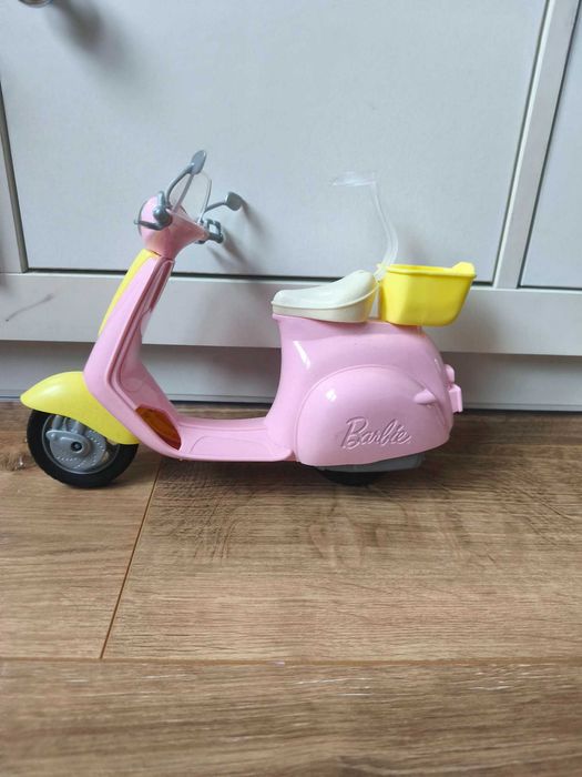 Kamper barbie z akcesoriami, skuterem i rowerem