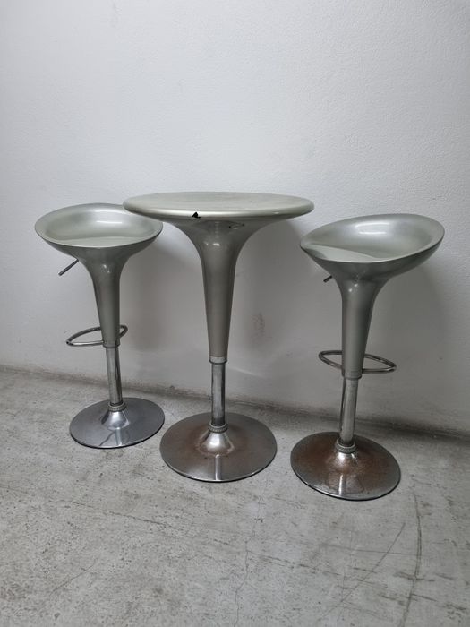 Comjunto de mesa e 2 cadeiras altas de bar
