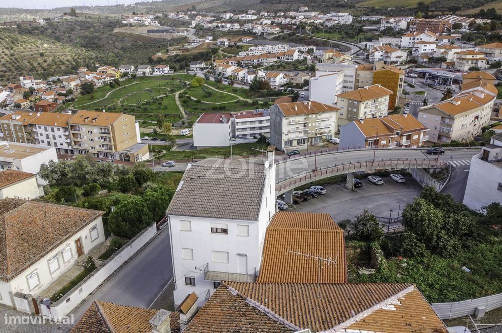 Prédio Torre de Moncorvo Com Loja Comercial