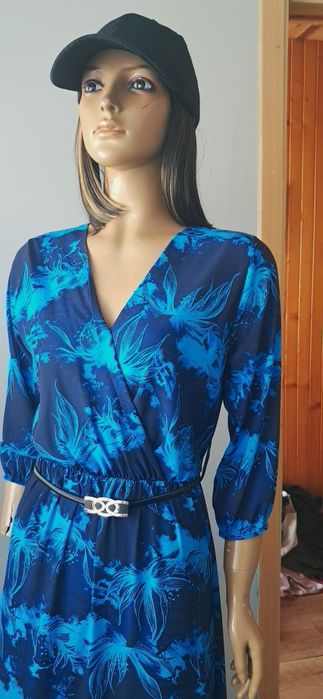 Sukienka niebieska motyw kwiatowy