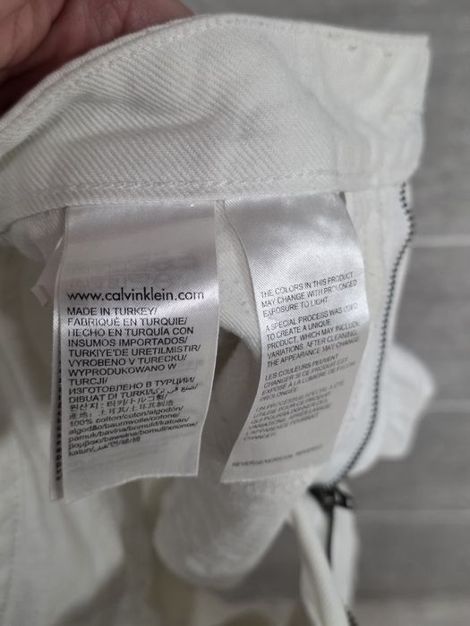 Calvin Klein biała spódnica jeansowa z napisami rozmiar 29