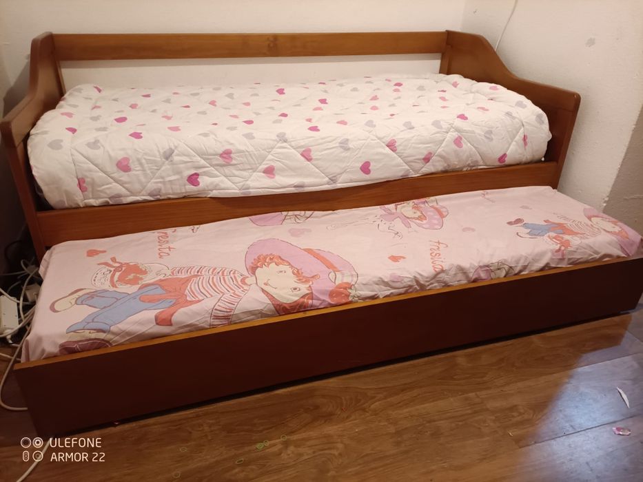 Cama de criança,  madeira de cor castanho