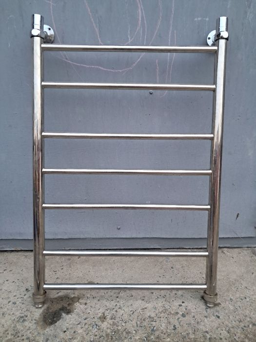 Рушникосушки з нержавіючої сталі двох видів.