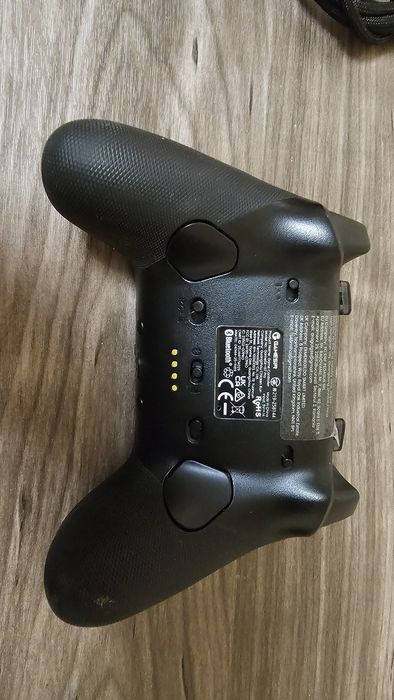 Бездротовий геймпад GameSir G7 Pro Zenless Zone Zero Edition(чорний)  та геймпад Sony DualSense Wireless Controller( білий)
