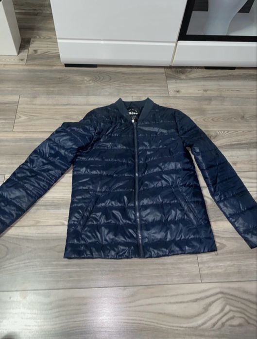 granatowa kurtka bomberka z croppa