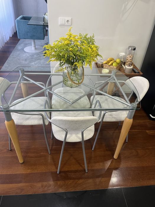 Vendo mesa vidro e 4 cadeiras