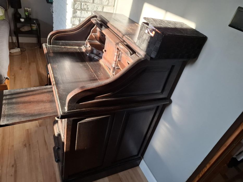 Drewniany sekretarzyk/biurko z rozsuwaną roletą