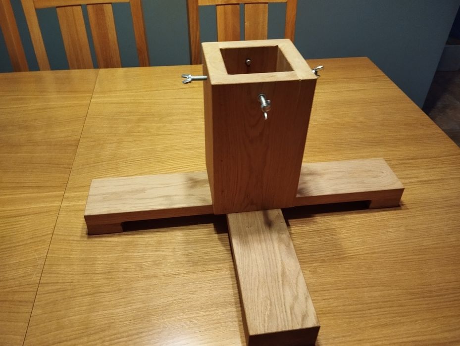 Sprzedam dębowy stojak na choinkę