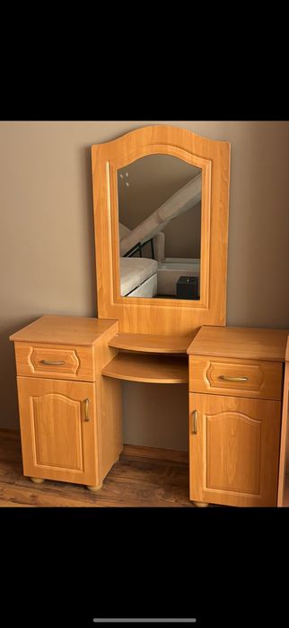 Toaletka z szafkami nocnymi