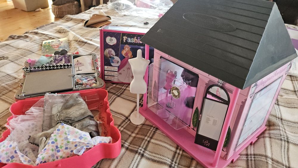 Продам чудовий набір для шиття одягу лялька Barbie. + Бутік-салон.
