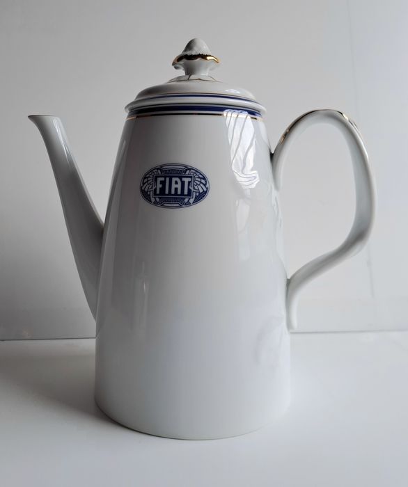 Duas peças Vista Alegre com logotipo Fiat