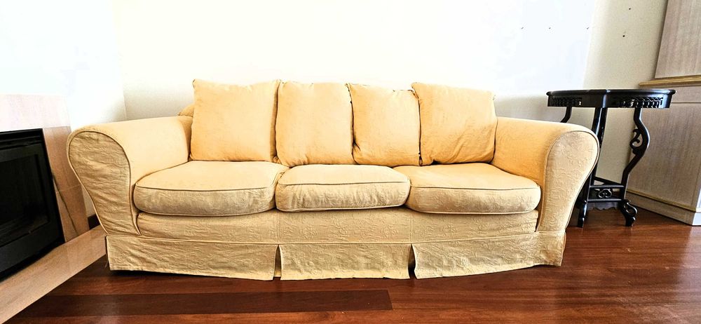 Sofá em tecido de cor amarelo "praia", da marca Chateau d'Ax