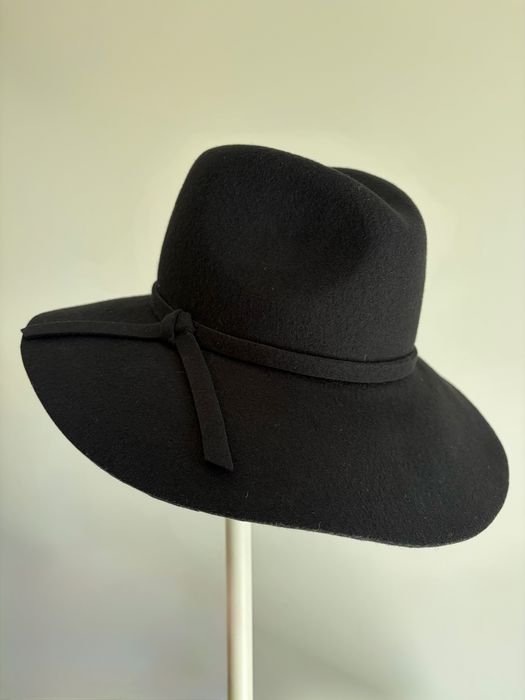 elegancki damski kapelusz z szerokim rondem