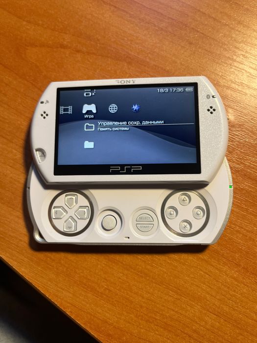 PSP GO 16gb працює, ж невеликі подряпани