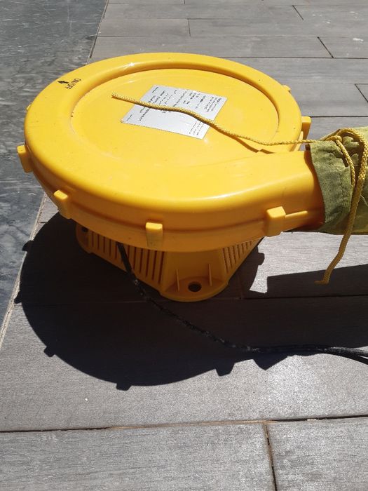 Vendo Insuflável escorrega e  piscina