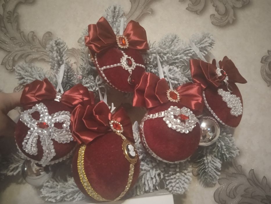 Іграшки на ялинку . Новорічні іграшки . Кулі на ялинку .. і