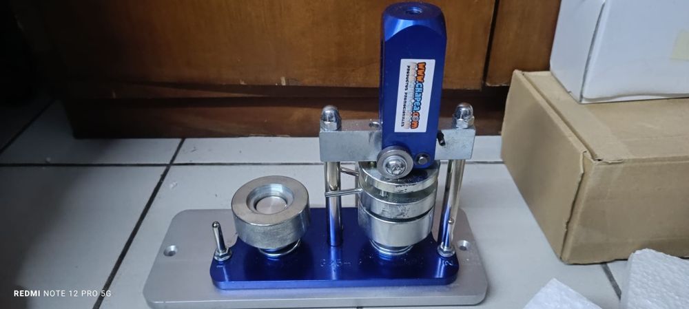 Máquina de fazer pins