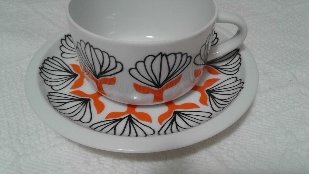 Conjunto de uma chávena e pires. Antiguidade. SPAL