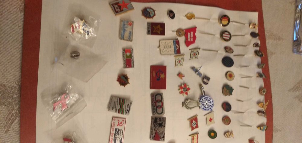 alfinetes de lapela variados