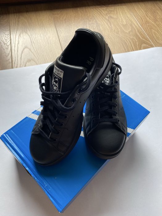Sneakersy Stan Smith chłopięce z firmy Adidas.