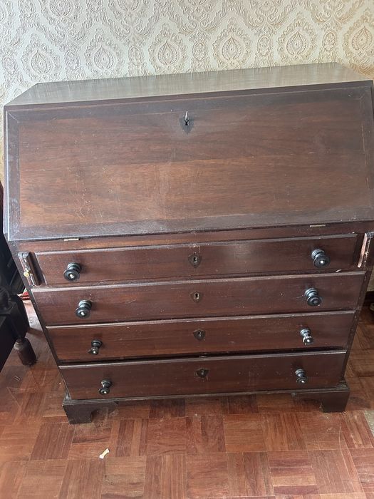 Escrevaninha em mogno com 4 gavetas