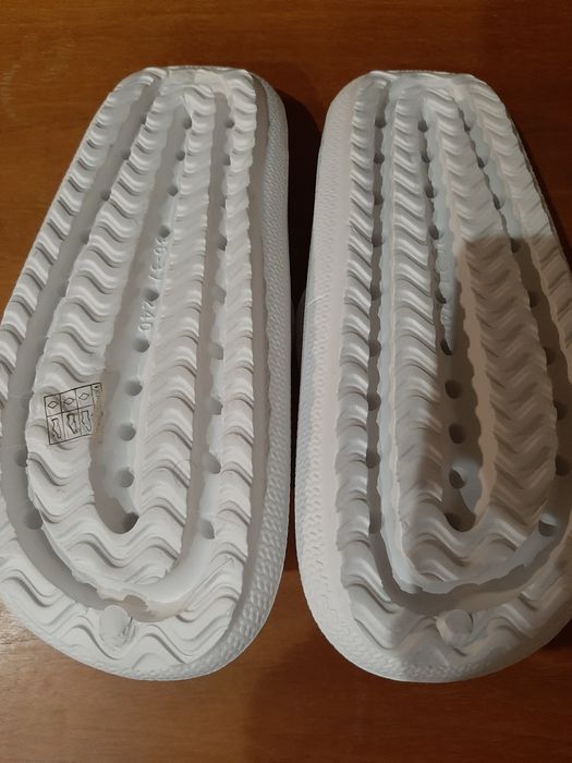 Chinelos brancos de mulher novos