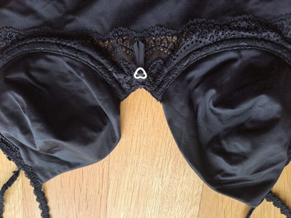 Body czarne Triumph 75B