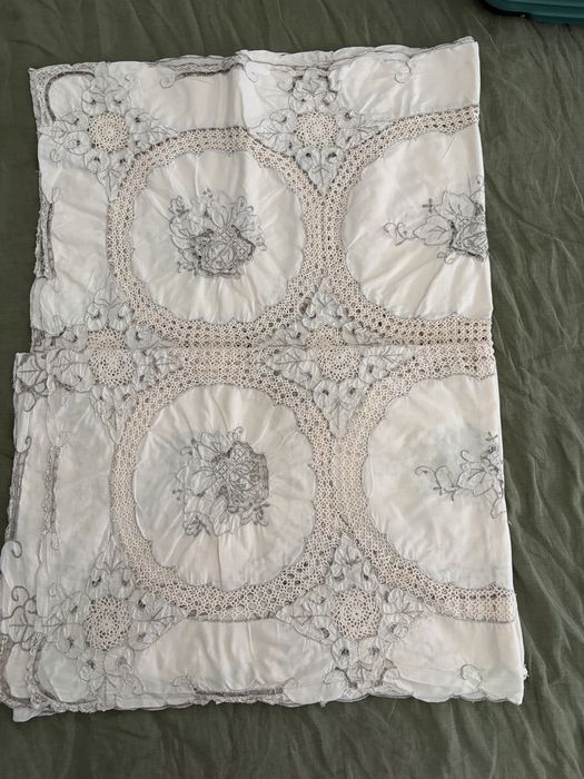 Toalha de mesa antiga e conjunto de guardanapos
