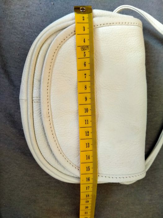 Sprzedam małą białą torebeczkę na pasku.