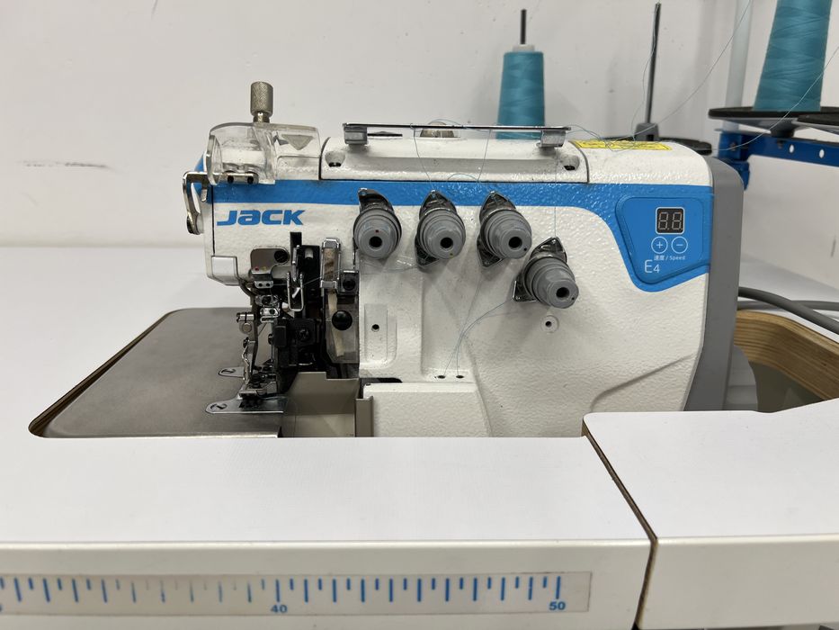 Maszyna szwalnicza  Jack E4-4 4-nitkowy z zintegrowanym silnikiem servo overlock owerlok